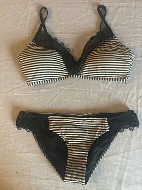 Seafolly Black and White Striped Lace Trim Bikini, very well made no slipping.